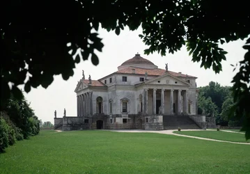 イタリアの建築家アンドレア・パラディオ（1508-1580）が1567-1570年に作り、ヴィンチェンツォ・スカモッツィ（1552-1616）が1591年に完成させたロトンダと呼ばれるアルメリコ・カプラの別荘の眺め、イタリア・ヴィチェンツァ（View of the villa Almerico Capra or La rotonda by Andrea Pa