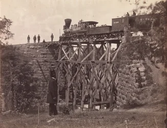 オレンジの橋とアレクサンドリア鉄道道路、1865年にハーマンハウプト大佐のもとで陸軍技術者によって修理されたもの（ガラスネガからのアルブメンシルバープリント）