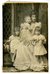 エヴリン公爵夫人と3人の子供たち、1899年頃（モノクロ写真）