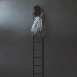 はしごの上の孤独な女性