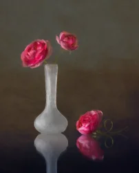 バラの花瓶に映る姿