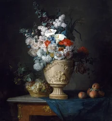 桃とブドウとテラコッタの花瓶の花の花束