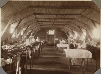 第一次世界大戦 1914-1918年：フランス赤十字の負傷兵と看護師、フランス、バスノルマンディー地方マンシュ県クーヴィルの野営地。作者不詳の写真、1917年7月。ステラ個人蔵。