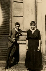 フランツ・カフカ（1883-1924）と妹オットラ（1892-1943） プラハのオッペルトハウスの前で 匿名希望, 1914年頃 - 写真 - 個人蔵