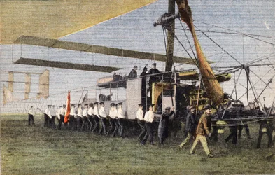 コンピエーニュから飛行船でロンドンへ。ウォームウッド・スクラブスの格納庫でバイヤード・クレメント飛行船を牽引するイギリス兵。エングレーヴィング。1910年10月30日の新聞 "Le petit parisien "に掲載されたもの。個人蔵。