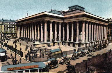 パリ：Alexandre Brongniart (1770-1847)が1808-1826年に建設したPalais Brongniart (Paris Stock Exchange)の外観。パリ市の「芸術アルバム」に掲載されている1920年の写真。個人蔵。