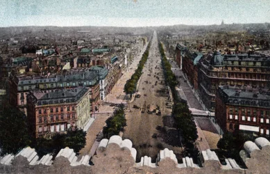 パリ：凱旋門、エトワール広場から撮影されたシャンゼリゼ通り（Champs-Elysees）の風景。パリ市の「芸術アルバム」に掲載されている1920年の写真。個人蔵。