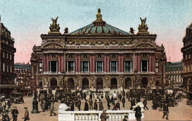 パリ：シャルル・ガルニエ（1825-1898）が製作したオペラ座のファサードとオペラ座の地下鉄駅の風景。パリ市の「芸術アルバム」に掲載されている1920年の写真。個人蔵。