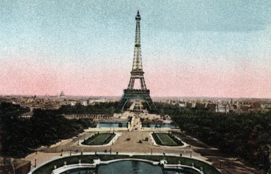 パリ：エッフェル塔のあるトロカデロ庭園とセーヌ川のイエナ橋の風景。1920年、パリ市の「芸術アルバム」に掲載された写真。個人蔵。