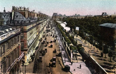 パリ：ルーブル美術館に向かうリヴォリ通りの交通の様子。1920年、パリ市の「芸術アルバム」に掲載された写真。個人蔵。