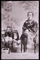 伝統的な衣装を着た中国人女性の肖像 彼女は短冊状の足を持っている - 20世紀初頭の写真 - 個人蔵