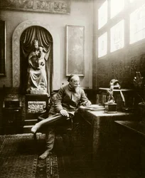 1904年、フランスの作家アナトール・フランス（1844-1924）のオフィスでの肖像。個人蔵