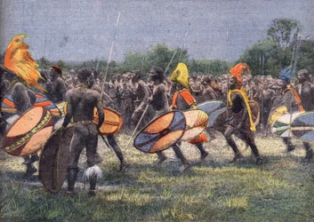 セオドア・ルーズベルト元アメリカ大統領（1858～1919）のアフリカ遠征。ウガンダの戦士の踊り。エングレービング。1910年4月24日の新聞 "Le petit parisien "に掲載されたもの。個人蔵。