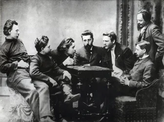 モスクワの文学者スレーダ - 1890年代後半にロシアの写実的な作家たちによって結成された文学サークル「スレーダ」のメンバー - 文学グループ「ズナニー」のロシアの知識人たちの肖像画：左からアンドレイ・スキタレッツ（ステファン・ガブリロヴィッチ・プ