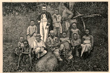探検家Pierre Savorgnan of Brazza（1852-1905）と、ガボンのApostolic Vicariate of the Two Guineas（2つのギニー）の先住民の一団。Louis-Eugene (Louis Eugene) Louvetの「Les Missions Catholiques au XIXeme Siecle」に掲載されたエングレーヴィング。 pr