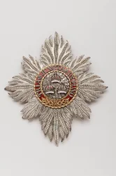 イギリス - バース勲章。ジョージ4世（1762-1830）、摂政、そしてイングランド王（1820-1830）が所有していた騎士の楯 - ロンドンのランデル、ブリッジ＆ランデル社が製造 - 1813年 - 金、銀、ダイヤモンド、エナメル - 高さ11,9cm、幅10,6cm、重さ。
