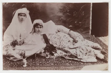 花束でポーズをとる女性たち（銀の卵白写真）