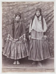 部族の衣装を着た2人の女性（銀色の卵白プリント）