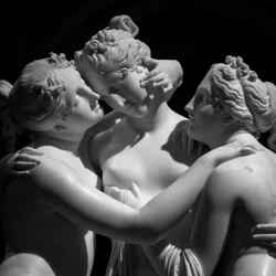 イタリア、ミラノ - 2020年6月頃：アントニオ・カノーヴァの彫像「三人の美女」、2019年（写真）。