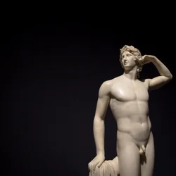 ミラノ、イタリア - 2020年6月: 古代の彫刻「自ら鳴くアポロン」1782年 - 2019年、アント... (写真)