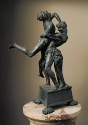 ヘラクレスの12の作品"ヘラクレス（ヘラクレス）が巨人アンテを持ち上げる" ブロンズ彫刻 アントニオ・ベンチ（Le Pollaiuolo）（1431-1498） 1475年 Dim.45 cm フィレンツェ、バルジェッロ美術館（Museo del Bargello