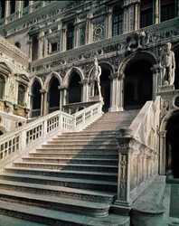 アントニオ・リッツォ（1430-1499）が製作したドゥカーレ宮殿（palazzo ducale）の入り口に続くギガンティの階段の眺め 1483-1491年 ヴェネツィア