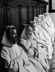 イタリア、カマルドリのエルミタージュで祈る僧侶、1925年頃（ゼラチンシルバープリント）