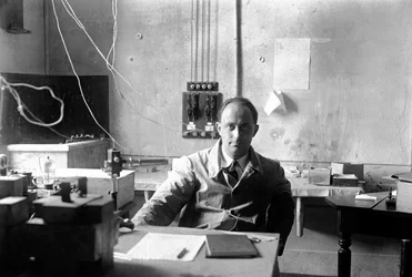 イタリアの物理学者エンリコ・フェルミ（1901～1954年、1938年にノーベル物理学賞を受賞）の研究室での様子（モノクロ写真