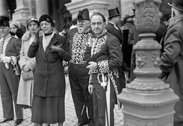 イタリアの物理学者エンリコ・フェルミ（1901-1954年、1938年にノーベル物理学賞を受賞）が、イタリア王立アカデミーのイベントでセレモニアルドレスを着ている（モノクロ写真）。