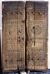 1312年に6人の使徒と聖人とキリストを描いた、彫刻が施されたアルメニアのクルミの扉