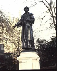 エメリン・パンクハースト(1857-1928)像 1930年(ブロンズ)