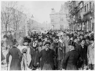 ウィーンの環状道路のパレード。テオ・ザッシェの1900年頃の油絵をもとにした版画。