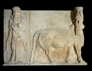 美術 メソポタミア（アッシリア）：アッシリア王サルゴン2世（紀元前721～705年）の宮殿の中庭：獅子を操るヘロスが描かれたアンドロセファルの雄牛の翼。パリ、ルーヴル美術館（Musee Du Louvre
