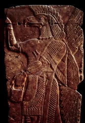 東洋の古代美術：アッシリアの王サルゴン2世またはシャールーキンの宮殿からドゥル・シャールーキン（現在のホルサバード（クンサバード）（メソポタミア）、イラク）に運ばれた、人間の体と鷲の頭を持つ精霊の保護翼を表すアルバスター・レリーフの詳細。