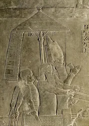 アスルバニパル王（紀元前669～626年）の戦車を描いたレリーフ、天蓋の詳細、ニネヴェのアスルバニパル宮殿出土（石材）