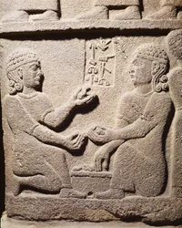 紀元前10〜8世紀、トルコのカルケミッシュ、ネオヒッタイト出身のアララス王の息子を描いたレリーフ