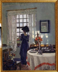 """Jeune femme à la fenetre"" (窓辺の女性) 大きな帽子をかぶって窓の外を見ている、ベル エポック ファッションのエレガントな女性。 August von Brandis (1862-1947) の絵画 20 世紀初頭の地方美術館、シンフェロポリ