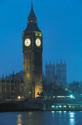 テムズ川に浮かぶビッグ・ベンの夜景（イギリス・ロンドン