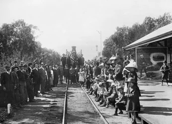 1916年頃、クイーンズランド州ワルンビラにある町の市民の一部（ドナークイーンズランド採用委員会）と一緒に駅で巡回するツアー