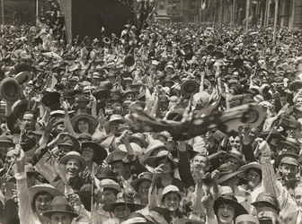 1918年11月11日、休戦調印のニュースを祝ってシドニー、マーティンプレイスの群衆