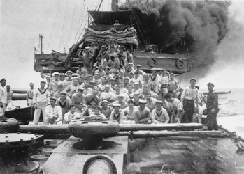 1914年11月9日、彼らの船がココス島近くのコリアーブレスクを追跡しているときにデッキに表示された、HMASシドニーの乗組員の正体不明のメンバーのグループの肖像画