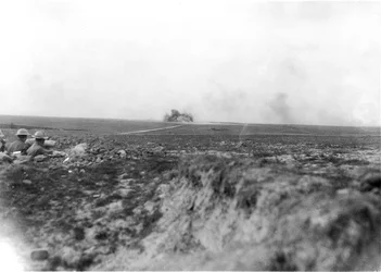 1917年5月27日にヒンデンブルク線でドイツ軍を砲撃するオーストラリアの大砲を監視している監視員（左側）