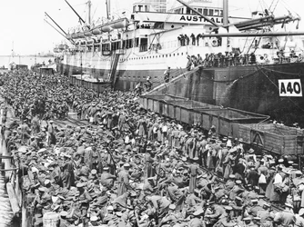 1915年にA40 HMATセラミックでポートメルボルンに着陸する軍隊