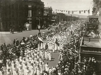 1918年11月、南オーストラリア州アデレードのキングウィリアムストリートに沿って平和の日を行進する女性たち