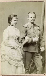 ジゼル・ルイーズ・マリー（オーストリア大公夫人・バビエール公女）（1856-1932）とバビエール公レオポルド（1846-1930）の肖像。写真集「在りし日の兵士たちへ」。