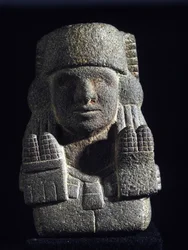 アステカの美術：メイドと豊穣の女神、チコメカトル（アウシ・シロネンと呼ばれる）の表現。メキシコ、国立人類学博物館