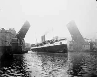 イーストランド船、米国イリノイ州シカゴ、1900年頃（モノクロ写真