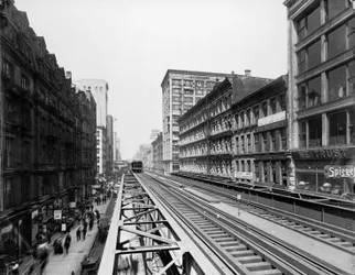 1900年頃、アメリカ・イリノイ州シカゴ、アダムス・ストリート駅付近の高架線（モノクロ写真