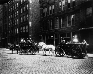 1905年頃、米国イリノイ州シカゴ、エンジンハウスNo.40の外に置かれた消防車(モノクロ写真)
