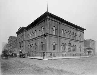 ハリソンストリート警察署（米国イリノイ州シカゴ、1900年頃）（モノクロ写真